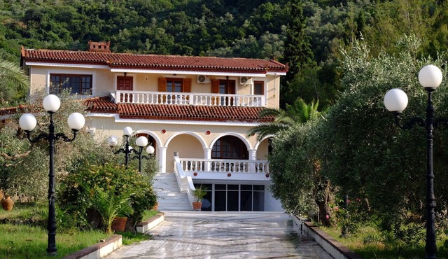 Villa Emmanuela – Spacious Coastal Retreat for Families & Friends