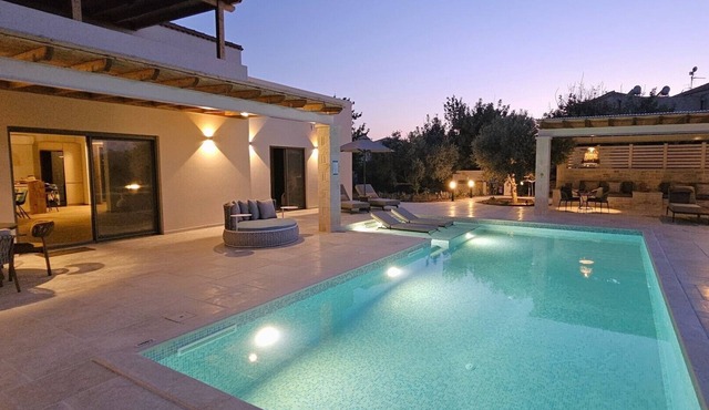 Villa Ephelia, relaxation in the olive grove, with sea view, Pool can be heated.