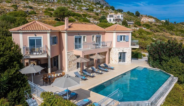 Villa Estiasi by Villa Plus