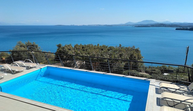 Villa Faiax - stunning pool views Ipsos bay