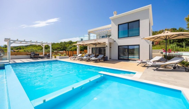 Villa Halcyon - Three Bedroom Villa, Sleeps 7