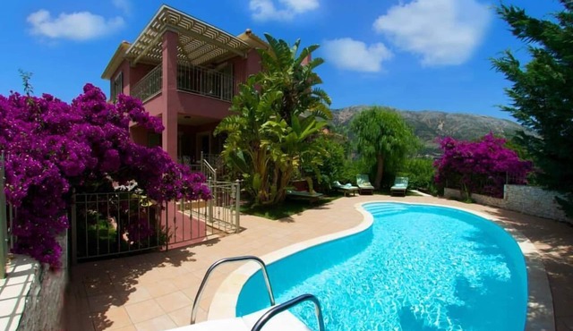 Villa Ianthi, Stamoulis villas at the heart of the island