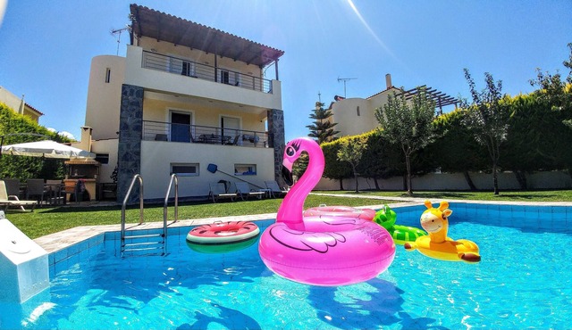 Villa In Crete to rent with private pool
