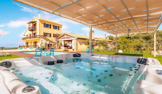 Villa Irida - Holiday home with pool 400 meters from Agios Spyridon beach in Corfu