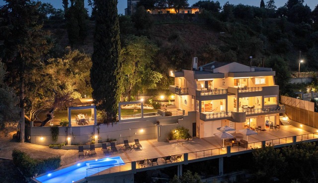 Villa Julie Christie with infinity pool - seaviews - garden with pond