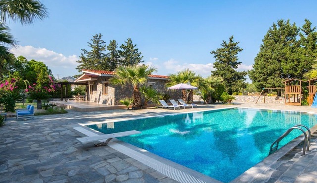 Villa Kalyptos - Three Bedroom Villa, Sleeps 6