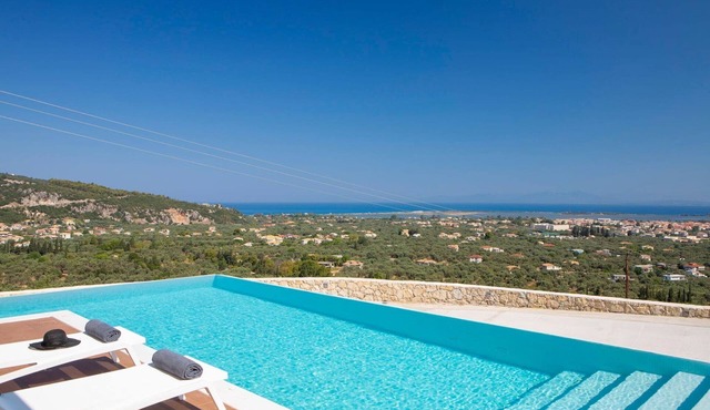 Villa Karyatis, Divine Sea & City Views, Infinity Pool, Furnished Terrace,.