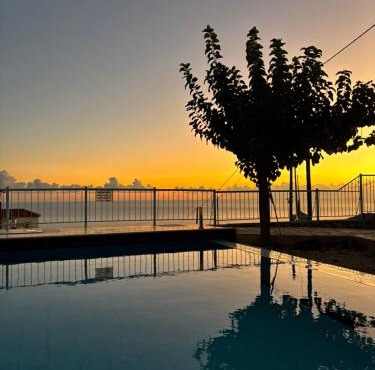 Villa Lawton - Magnificent sea & mountain views!