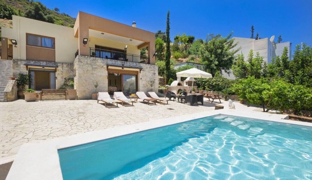 Villa Leon Tsikalaria | Private Pool, BBQ & Yard