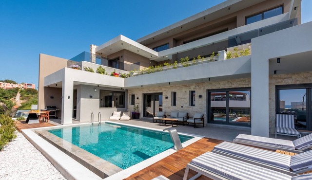 Villa Luna Free* Heated pool & 100m to Sea!