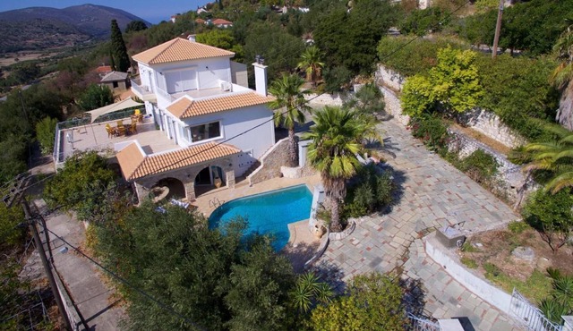 Villa Mantenuta, 6 bedroom villa with private pool, bbq and stunning sea view