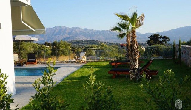 Villa Melas private pool in Kefalas