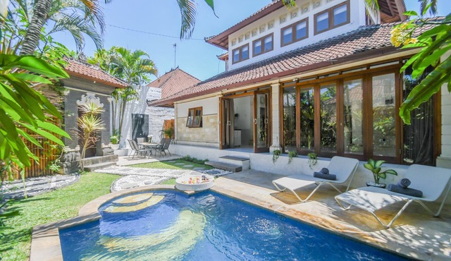 Villa Mojito Seminyak center Walk to the beach Floating breakfast!