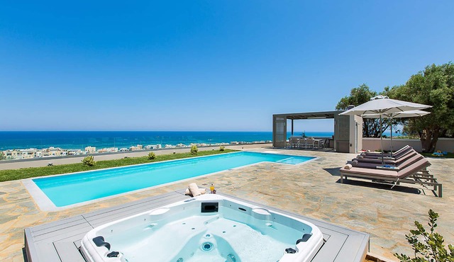 Villa Naya, walking distance to beach & sea view!