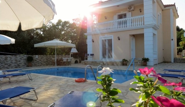Villa near beach with Private Pool and Sea Views