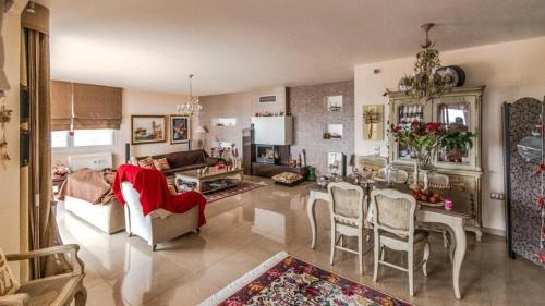 Villa Neraida - Panoramic Lake View Retreat