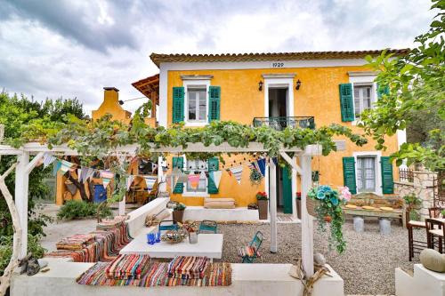 Villa Ochre - Rustic Retreat