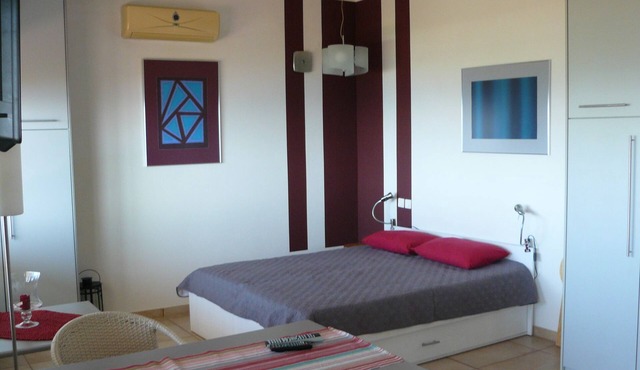 Villa-studio, modern, sea-view, 10 min. from beach, garden, terrace