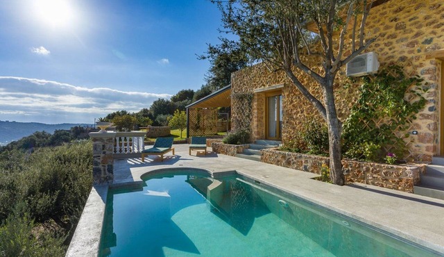 Villa Vireon, Divine Mountain and Nature Views, Private Infinity Pool,.