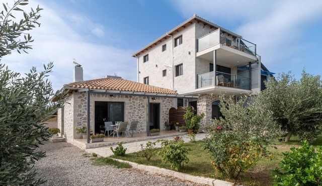 'Villa with garden view 2' with Shared Garden & Wi-Fi