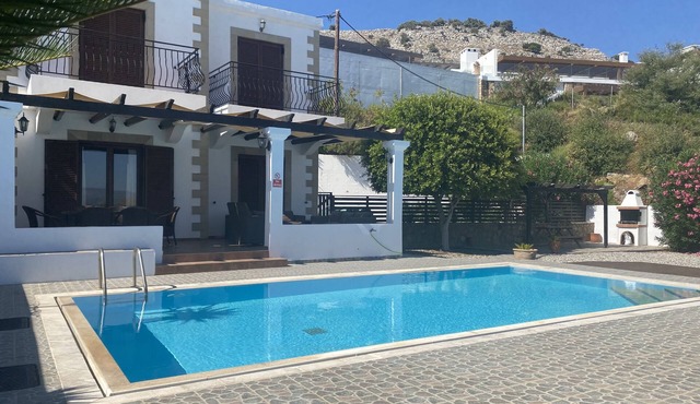 Villa with Overflow Pool and Superb Sea Views!