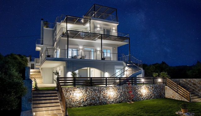 Villa with roof top jakuzzi and a spectacular panoramic view 650m from the beach