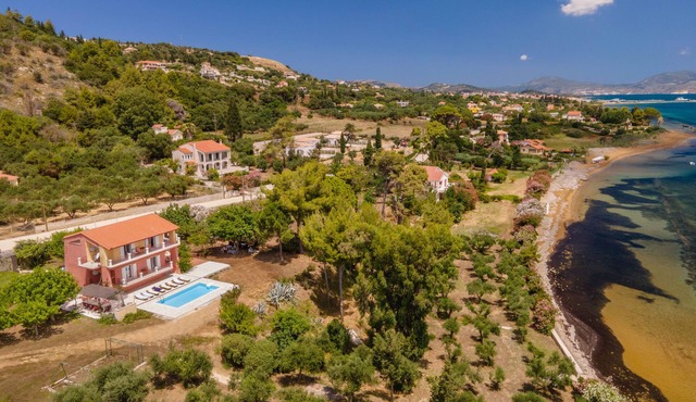 Villa with two separate apartments right by the sea with great views