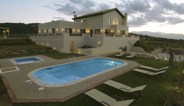 Wonderful private villa for 12 guests with A/C, private pool, WIFI, hot tub, TV, patio and parking