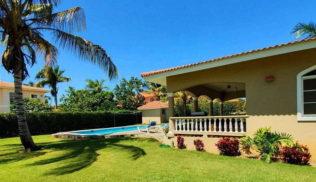 XXL guest-friendly complex, 14 bedrooms, 3 pools, sport courts, near beach/clubs