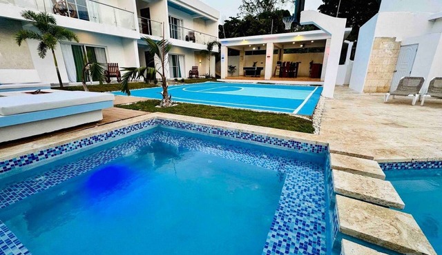 XXL Party Villa: Pool, Basketball Court, Billiard & BBQ!