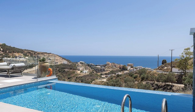 Yasmin Villa - Sea views & close to the beach!