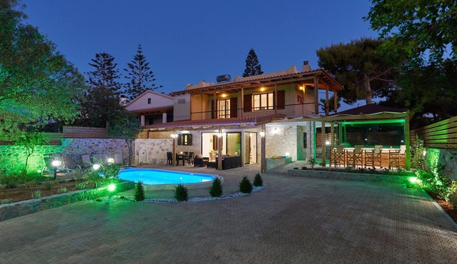 Your ideal holiday in Hersonissos in a Villa with a private pool and jacuzzi.