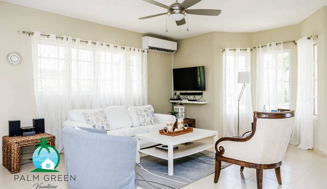 Your Luxury Vacation Villa walk distance to the beach with 15%off weekly