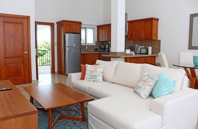 1BD guest-friendly condo in beachfront resort, pool/gym/tennis/basket