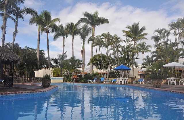 1BD guest-friendly condo adjacent main supermarket, pool/AC/TV/Wi-Fi