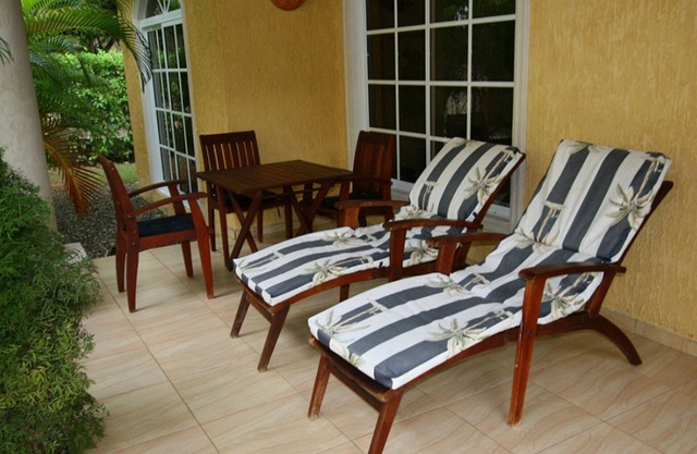 2BD/2BTH villa near beach and shops, with parking/cable Television/Internet