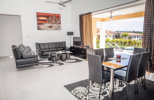 2BD Guest-friendly villa in beachfront resort with tennis/basket/gym!