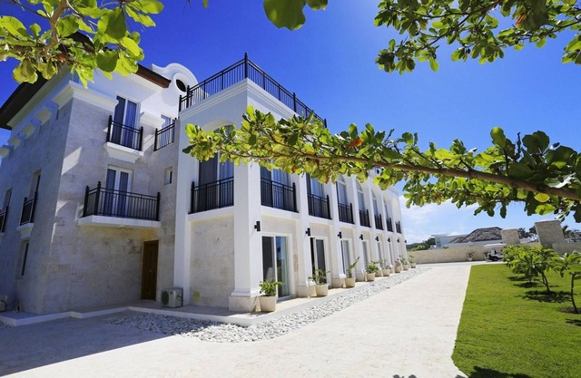 2BD luxury condo on sandy beach, with pool/gym/tennis/basket!
