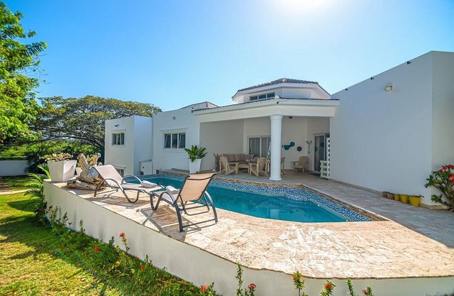 4-bedroom inexpensive villa steps to the sandy beach, with pool/cable TV/Wi-Fi