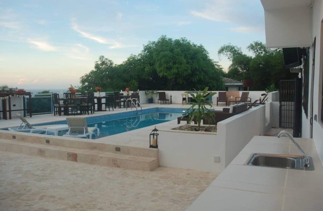 4BD villa on top of the hill, sea views, pool/Wi-Fi/cable TV/parking