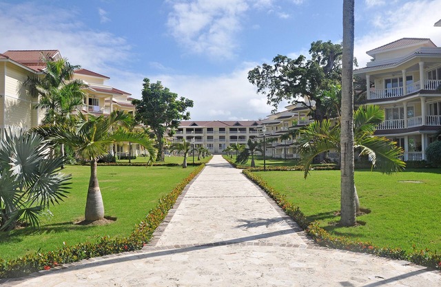 Beachfront guest-friendly residence with pool near everything!