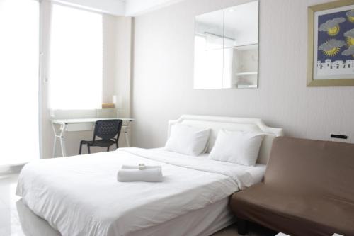 Bright Studio Room at Dago Suites Apartment near ITB By Travelio