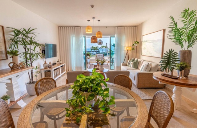 Chic apt with ocean view at Punta Palmera BB