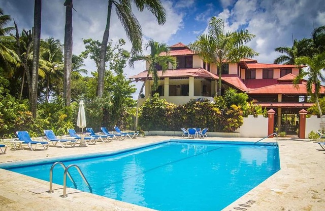 Condo in central Cabarete, steps from beach and shops, 1BD/1BTH, large pool