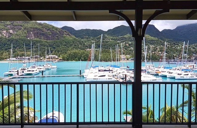 Eden Island Penthouse-with Golf Cart, Wify, Sat TV&Pool