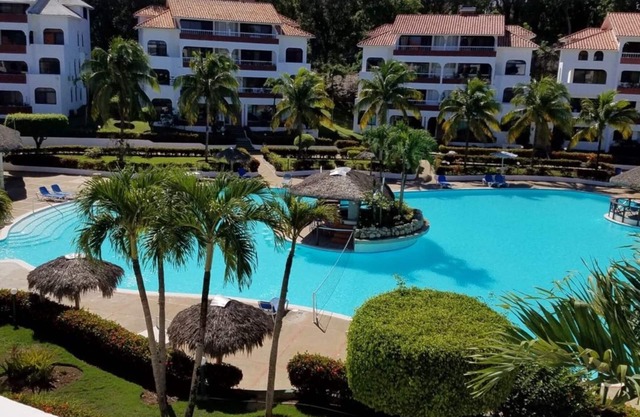 Family friendly apartment close to shops, beaches and extremely large pool