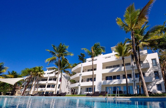 Fully-equipped apartment in beachfront residence, near everything