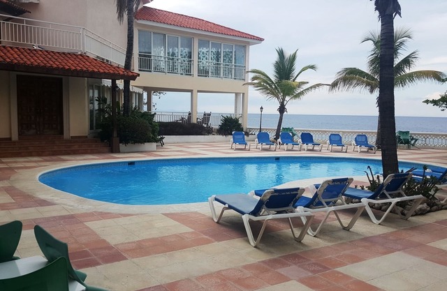 Guest-friendly 2BD 2BTH condo in beachfront residence near shops/bars