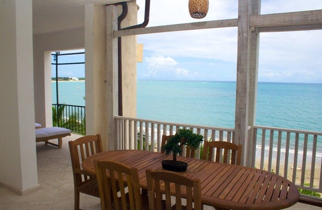 Luxury beachfront 3BD condo, sea views, internet/cable TV/elevator near all