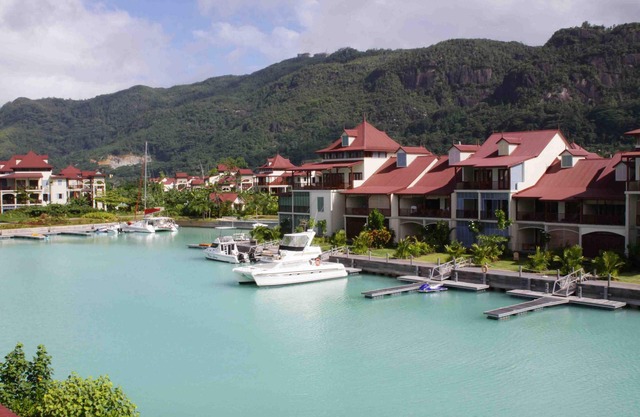 Luxury Loft Appartment on Eden Island with 3 Bedrooms, Views on Marina & Beach